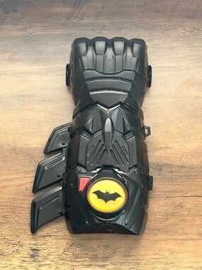 DC Comics BATMAN Interactive Gauntlet Arm Phrases Sounds Lights Up Toy WORKS EUC
